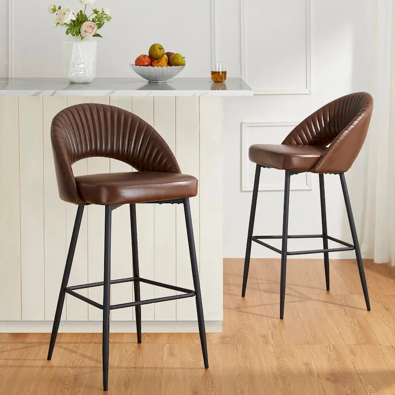 Tabourets de bar modernes en similicuir matelassé avec pieds effilés — Disponibles par 4 ou par 6