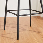 Tabourets de bar modernes en similicuir matelassé avec pieds effilés — Disponibles par 4 ou par 6
