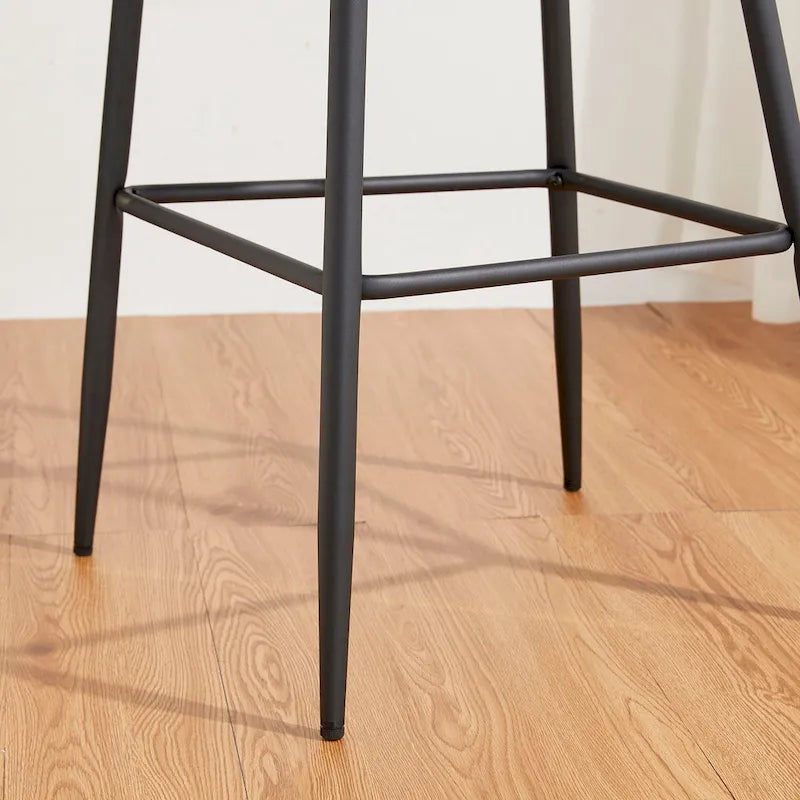 Tabourets de bar modernes en similicuir matelassé avec pieds effilés — Disponibles par 4 ou par 6