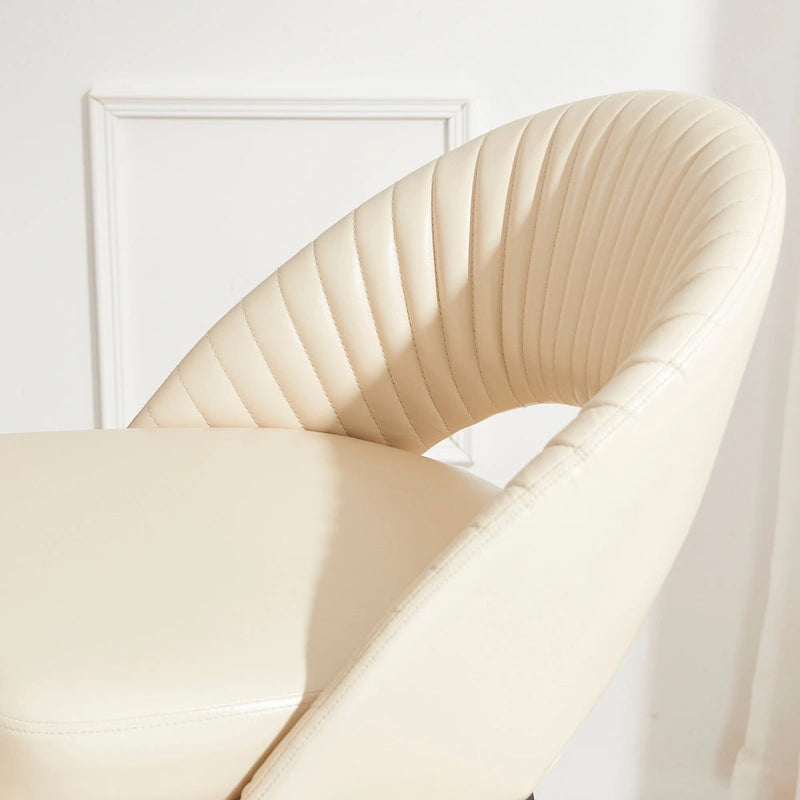 Tabourets de bar modernes en similicuir matelassé avec pieds effilés — Disponibles par 4 ou par 6