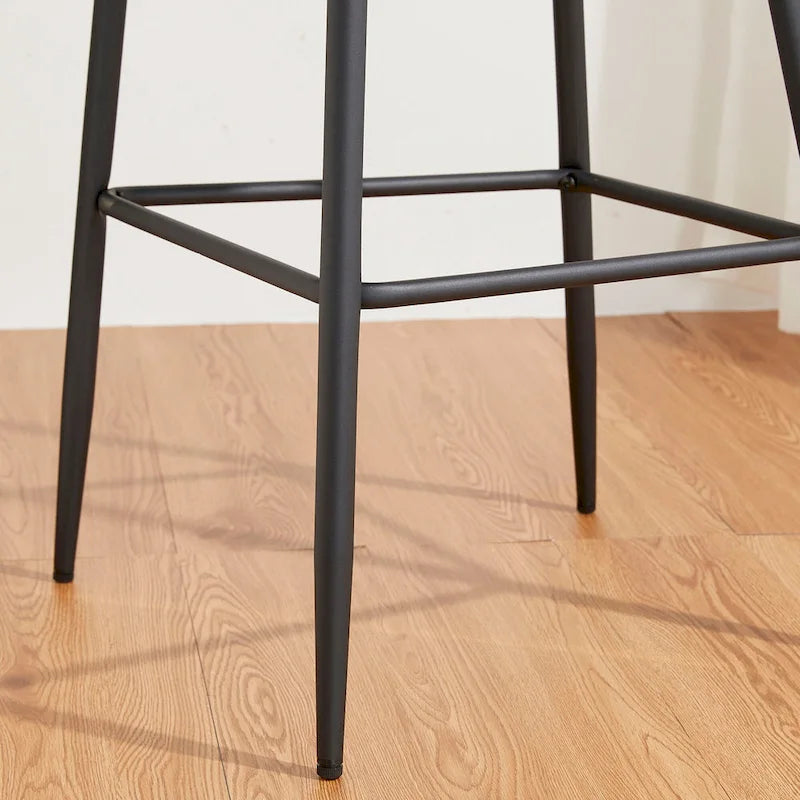 Tabourets de bar modernes en similicuir matelassé avec pieds effilés — Disponibles par 4 ou par 6