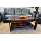 Table basse architecturale en bois d'acacia avec étagère inférieure — Pièce maîtresse de salon